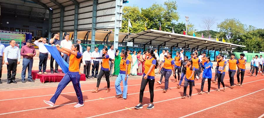 ಕ್ರೀಡಾಕೂಟ ಉದ್ಘಾಟನೆಗೂ ಮೊದಲು ಕ್ರೀಡಾಪಟುಗಳಿಂದ ಪಥಸಂಚಲನ ನಡೆಯಿತು