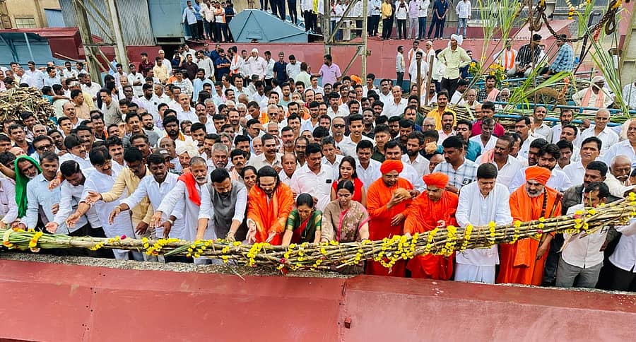 ಎಂ.ಕೆ.ಹುಬ್ಬಳ್ಳಿಯ ಮಲಪ್ರಭಾ ಸಹಕಾರ ಸಕ್ಕರೆ ಕಾರ್ಖಾನೆಯ ಕಬ್ಬು ನುರಿಸುವ ಹಂಗಾಮಿಗೆ ಸಚಿವೆ ಲಕ್ಷ್ಮೀ ಹೆಬ್ಬಾಳಕರ ಅವರು ಪೂಜ್ಯರು ಹಾಗೂ ಕಾರ್ಖಾನೆ ಮುಖಂಡರ ಮುಂದಾಳತ್ವದಲ್ಲಿ ಬುಧವಾರ ಚಾಲನೆ ನೀಡಿದರು