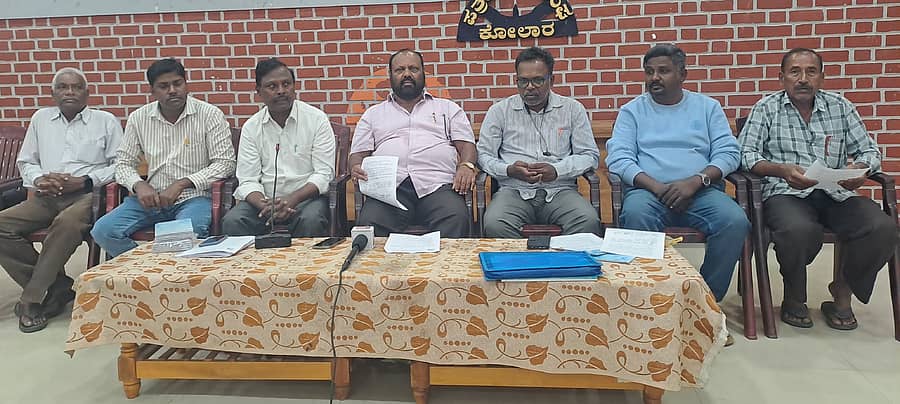 ಕೋಲಾರದಲ್ಲಿ ಪತ್ರಿಕಾಗೋಷ್ಠಿಯಲ್ಲಿ ಜಿಲ್ಲಾ ಸಿಐಟಿಯು ಮುಖಂಡರು ಮಾತನಾಡಿದರು