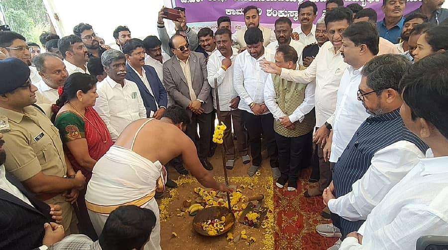 ಕೋಲಾರ ತಾಲ್ಲೂಕಿನ ಮಂಗಸಂದ್ರದಲ್ಲಿರುವ ಬೆಂಗಳೂರು ಉತ್ತರ ವಿ.ವಿ ಸ್ನಾತಕೋತ್ತರ ಕೇಂದ್ರದಲ್ಲಿ ಬುಧವಾರ ಉನ್ನತ ಶಿಕ್ಷಣ ಸಚಿವ ಡಾ.ಎಂ.ಸಿ.ಸುಧಾಕರ್ ಹಾಗೂ ಜಿಲ್ಲಾ ಉಸ್ತುವಾರಿ ಸಚಿವ ಬೈರತಿ ಸುರೇಶ್‌ ಹಾಸ್ಟೆಲ್‌ ಕಟ್ಟಡ ನಿರ್ಮಾಣ ಕಾಮಗಾರಿಗೆ ಶಂಕುಸ್ಥಾಪನೆ ನೆರವೇರಿಸಿದರು