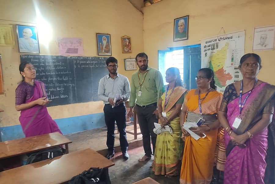 ಮಂಕಿಯ ಕುಂಬಾರಕೇರಿ ಸರ್ಕಾರಿ ಶಾಲೆಗೆ ಭೇಟಿ ನೀಡಿದ ಜಿಲ್ಲಾಧಿಕಾರಿ ಕೆ.ಲಕ್ಷ್ಮಿಪ್ರಿಯಾ ಪರಿಶೀಲಿಸಿದರು