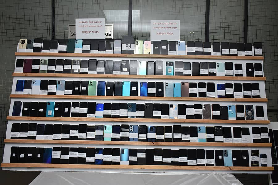 ಆರೋಪಿಗಳಿಂದ ಜಪ್ತಿ ಮಾಡಿಕೊಂಡ ಮೊಬೈಲ್ ಫೋನ್ಗಳು