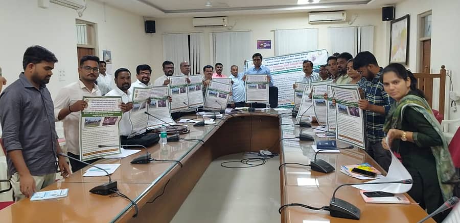 ಯಾದಗಿರಿಯಲ್ಲಿ ಬುಧವಾರ ಕಾಲುಬಾಯಿ ರೋಗ ಲಸಿಕೆ ಕಾರ್ಯಕ್ರಮದ ಪೋಸ್ಟರ್ ಅನ್ನು ಜಿಲ್ಲಾಧಿಕಾರಿ ಹರ್ಷಲ್ ಭೋಯರ್ ಬಿಡುಗಡೆ ಮಾಡಿದರು