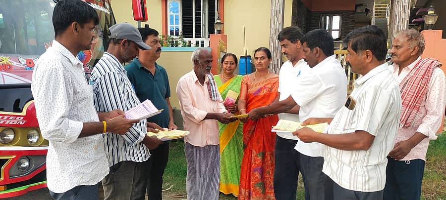 ಕುಶಾಲನಗರ ತಾಲ್ಲೂಕಿನ ವ್ಯವಸಾಯೋತ್ಪನ್ನ ಮಾರಾಟ ಸಹಕಾರ ಸಂಘದ ಆಡಳಿತ ಮಂಡಳಿ ನಿರ್ದೇಶಕರ ಚುನಾವಣೆ ಅಭ್ಯರ್ಥಿ ಎಚ್.ಬಿ.ಚಂದ್ರಪ್ಪ ನೇತೃತ್ವದಲ್ಲಿ ಹೆಬ್ಬಾಲೆ ಗ್ರಾಮದಲ್ಲಿ ಬುಧವಾರ ಮತಯಾಚನೆ ಮಾಡಿದರು