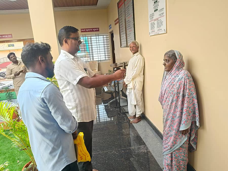 ಗದಗ ತಾಲ್ಲೂಕು ಪಂಚಾಯಿತಿ ಕಾರ್ಯನಿರ್ವಹಣಾಧಿಕಾರಿ ಮಲ್ಲಯ್ಯ ಕೊರವನವರ ಬುಧವಾರ ತಾಲ್ಲೂಕಿನ ಬಿಂಕದಕಟ್ಟಿ ಗ್ರಾಮ ಪಂಚಾಯಿತಿಗೆ ಭೇಟಿ ನೀಡಿ ಇ- ಕೆವೈಸಿ ಕುರಿತು ಜನಜಾಗೃತಿ ಮೂಡಿಸಿದರು