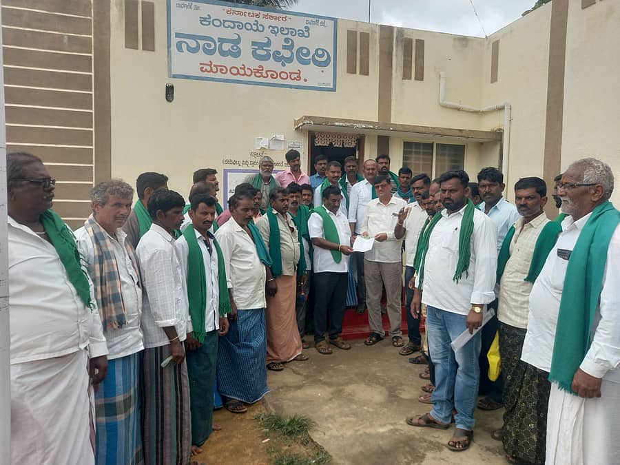 ಮಾಯಕೊಂಡ ನಾಡ ಕಚೇರಿ ಮುಂದೆ ಕನಿಷ್ಟ ಬೆಂಬಲ ಬೆಲೆಯಡಿ ಮೆಕ್ಕೆಜೋಳ ಖರೀದಿಗೆ ಆಗ್ರಹಿಸಿ ರಾಜ್ಯ ರೈತ ಸಂಘ ಹಾಗೂ ಹಸಿರು ಸೇನೆ ನೇತೃತ್ವದಲ್ಲಿ ಉಪ ತಹಶೀಲ್ದಾರ್ಗೆ ಮನವಿ ಸಲ್ಲಿಸಲಾಯಿತು