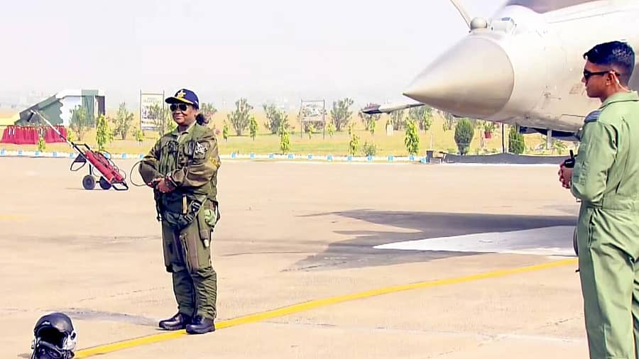 <div class="paragraphs"><p>ರಾಷ್ಟ್ರಪತಿ ದ್ರೌಪದಿ ಮುರ್ಮು ಅವರು ರಫೇಲ್ ಯುದ್ಧ ವಿಮಾನದಲ್ಲಿ ಹಾರಾಟ ನಡೆಸುವ ಮೊದಲು ವಾಯು ಸೇನೆಯ ಪೋಷಾಕಿನಲ್ಲಿ ಸಿದ್ಧಗೊಂಡರು</p></div>