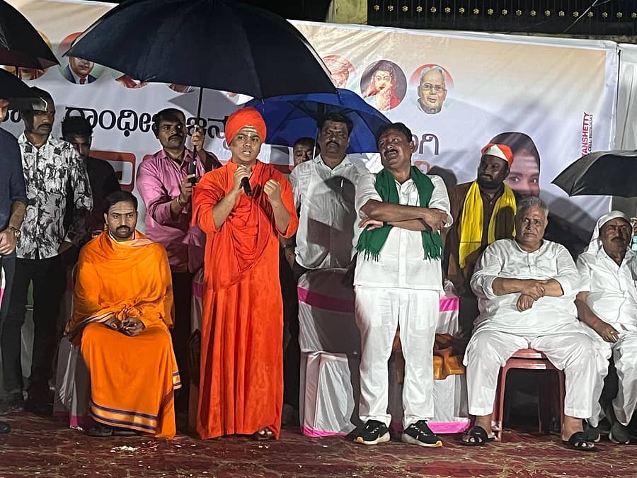 ಆಳಂದ ತಾಲ್ಲೂಕಿನ ಕಿಣಿಸುಲ್ತಾನ ಗ್ರಾಮದಲ್ಲಿ ಮಂಗಳವಾರ ಗ್ರಾಮ ಸ್ವರಾಜ್ಯ ಪಾದಯಾತ್ರೆಯಲ್ಲಿ ಅಭಿನವ ಶಿವಲಿಂಗ ಸ್ವಾಮೀಜಿ ಮಾತನಾಡಿದರು. ಶಿವಶಾಂತಲಿಂಗ ಸ್ವಾಮೀಜಿ, ಆರ್‌ ಕೆ ಪಾಟೀಲ, ಶಿವಪುತ್ರಪ್ಪ ಪಾಟೀಲ ಉಪಸ್ಥಿತರಿದ್ದರು