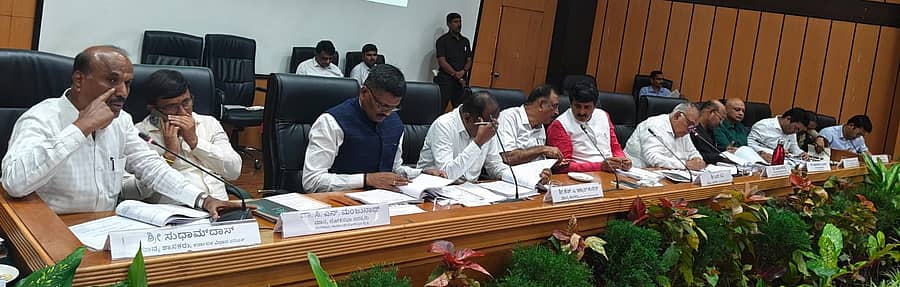 <div class="paragraphs"><p>ರಾಮನಗರದ ಜಿಲ್ಲಾ ಪಂಚಾಯಿತಿ ಸಭಾಂಗಣದಲ್ಲಿ  ಜಿಲ್ಲಾ ಉಸ್ತುವಾರಿ ಸಚಿವ ರಾಮಲಿಂಗಾ ರೆಡ್ಡಿ ನೇತೃತ್ವದಲ್ಲಿ ಬುಧವಾರ ಕೆಡಿಪಿ ಸಭೆ ನಡೆಯಿತು. </p></div>