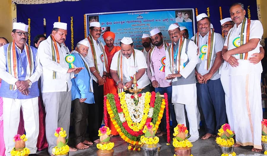 ಗುಂಡ್ಲುಪೇಟೆ ಪಟ್ಟಣದ ಗುರುಭವನದಲ್ಲಿ ನಡೆದ ಗಾಂಧಿಸ್ಮೃತಿ, ಬೃಹತ್ ಜನಜಾಗೃತಿ ಜಾಥಾ ಮತ್ತು ಸಮಾವೇಶವನ್ನು ಶಾಸಕ ಎಚ್.ಎಂ.ಗಣೇಶಪ್ರಸಾದ್ ಉದ್ಘಾಟಿಸಿದರು