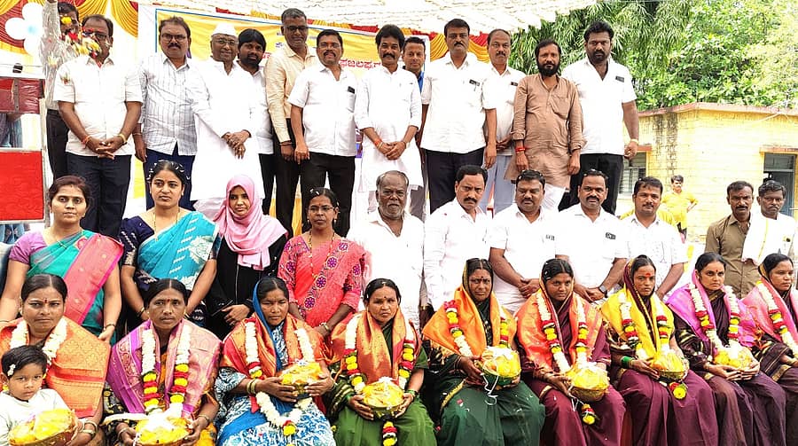 ಅಫಜಲಪುರ ಪುರಸಭೆ ಆವರಣದಲ್ಲಿ ಹಮ್ಮಿಕೊಂಡಿದ್ದ ಪೌರ ಕಾರ್ಮಿಕರ ದಿನಾಚರಣೆಯಲ್ಲಿ ಕಾರ್ಮಿಕರನ್ನು ಸನ್ಮಾನಿಸಲಾಯಿತು