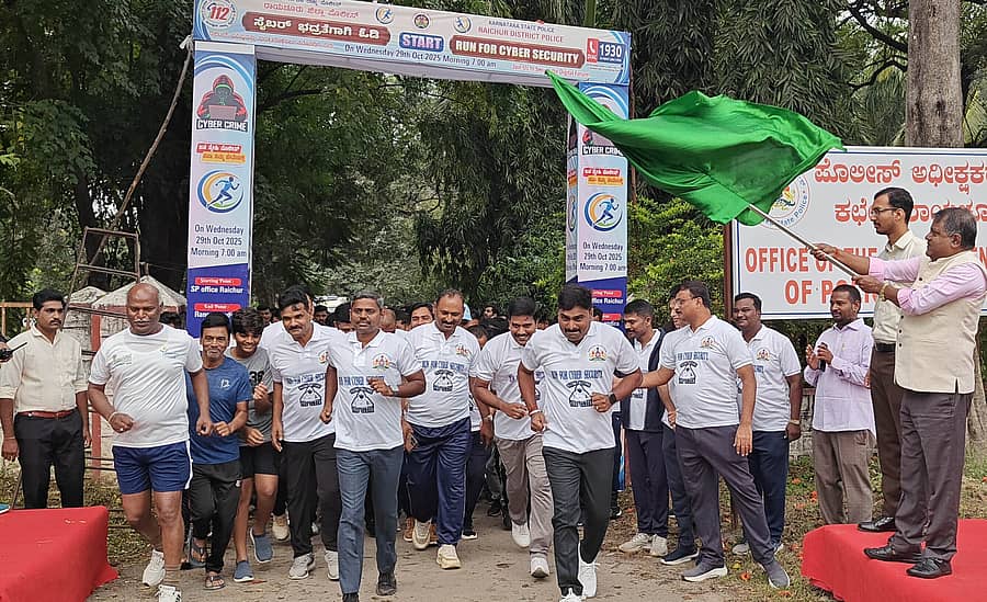 ರಾಯಚೂರಿನಲ್ಲಿ ಬುಧವಾರ ಜಿಲ್ಲಾ ಪೊಲೀಸ್ ಇಲಾಖೆಯಿಂದ ಆಯೋಜಿಸಿದ್ದ ಸೈಬರ್ ಸುರಕ್ಷತೆಗೆ ಓಟಕ್ಕೆ ಜಿಲ್ಲಾ ಪ್ರಧಾನ ಮತ್ತು ಸೆಷನ್ಸ್ ನ್ಯಾಯಾಧೀಶ ಮಾರುತಿ ಬಗಾಡೆ ಅವರು ಹಸಿರು ಧ್ವಜ ತೋರಿಸುವ ಮೂಲಕ ಚಾಲನೆ ನೀಡಿದರು
