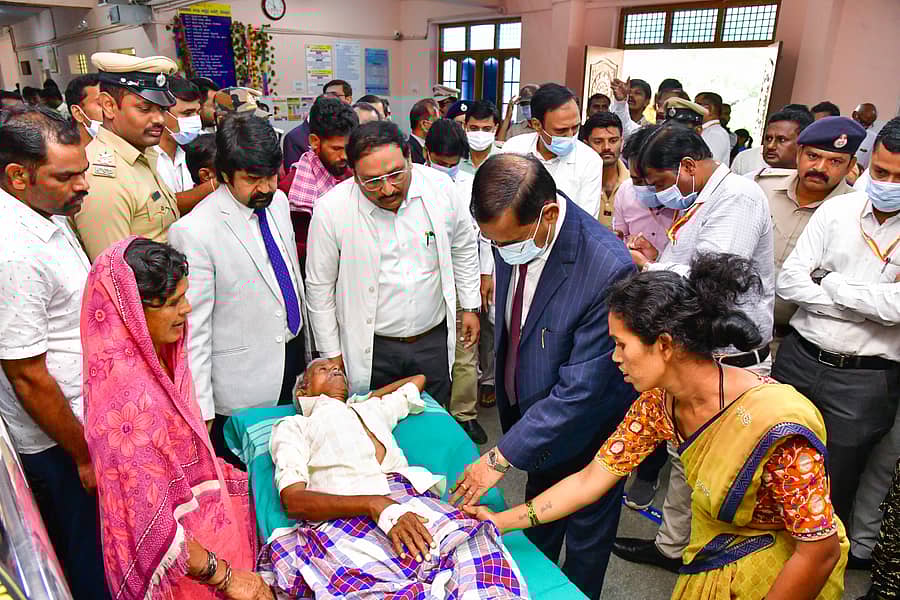 ಕೊಪ್ಪಳ ಜಿಲ್ಲಾಸ್ಪತ್ರೆಯಲ್ಲಿ ಬುಧವಾರ ಉಪಲೋಕಾಯುಕ್ತ ನ್ಯಾಯಮೂರ್ತಿ ಬಿ.ವೀರಪ್ಪ ಅವರು ಚಿಕಿತ್ಸೆಗೆ ದಾಖಲಾಗಿದ್ದ ವೃದ್ಧರ ಆರೋಗ್ಯ ವಿಚಾರಿಸಿದರು