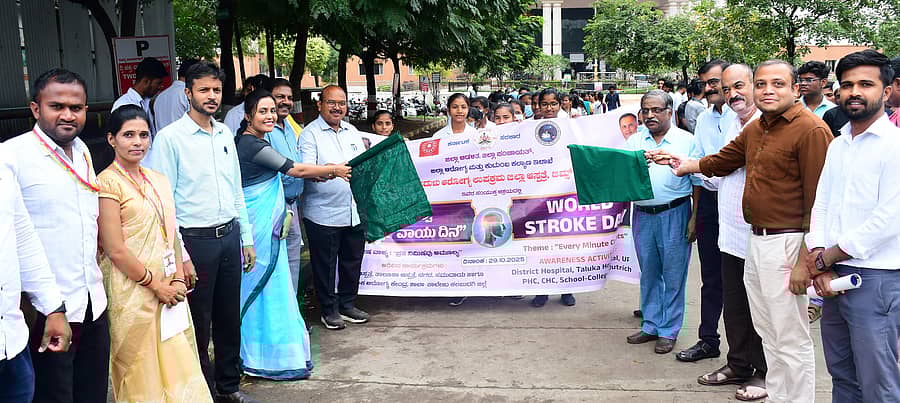 ಕಲಬುರಗಿಯ ಜಿಮ್ಸ್ ಆಸ್ಪತ್ರೆಯ ಆವರಣದಲ್ಲಿ ಬುಧವಾರ ವಿಶ್ವ ಪಾರ್ಶ್ವವಾಯು ದಿನಾಚರಣೆ ಪಯುಕ್ತ ‘ಪ್ರತಿನಿಮಿಷವೂ ಅಮೂಲ್ಯ’ ಎಂಬ ಘೋಷ ವಾಕ್ಯದಡಿಯಲ್ಲಿ ಹಮ್ಮಿಕೊಂಡ ಜಾಗೃತಿ ಜಾಥಾಕ್ಕೆ ಆರೋಗ್ಯ ಇಲಾಖೆಯ ವಿಭಾಗೀಯ ಸಹನಿರ್ದೇಶಕ ಕಚೇರಿಯ ಉಪನಿರ್ದೇಶಕರಾದ ಡಾ.ಅಂಬಾರಾಯ ರುದ್ರವಾಡಿ, ಡಾ.ಶರಣಪ್ಪ ಗಣಜಲಖೇಡ ಚಾಲನೆ ನೀಡಿದರು