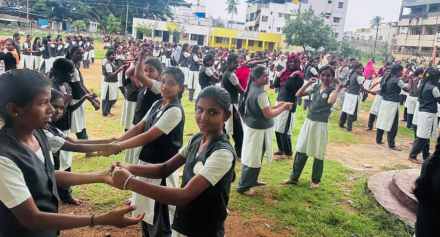 ಹಿರಿಯೂರಿನ ಬಾಲಕಿಯರ ಸರ್ಕಾರಿ ಪಿಯು ಕಾಲೇಜಿನಲ್ಲಿ ಬುಧವಾರ ಕರಾಟೆ ತರಬೇತುದಾರ ರಂಗಸ್ವಾಮಿ ಅವರು ವಿದ್ಯಾರ್ಥಿನಿಯರಿಗೆ ಸ್ವಯಂ ರಕ್ಷಣೆ ಕುರಿತು ತರಬೇತಿ ನೀಡಿದರು 