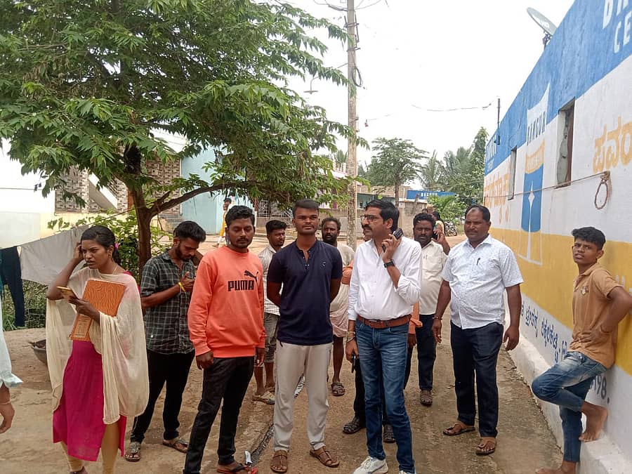 ಗಜೇಂದ್ರಗಡ ತಾಲ್ಲೂಕು ಪಂಚಾಯಿತಿ ಕಾರ್ಯನಿರ್ವಾಹಕ ಅಧಿಕಾರಿ ಚಂದ್ರಶೇಖರ ಬಿ. ಕಂದಕೂರ ಲಕ್ಕಲಕಟ್ಟಿ ಗ್ರಾಮಕ್ಕೆ ಭೇಟಿ ನೀಡಿ ಜನರ ಸಮಸ್ಯೆ ಆಲಿಸಿದರು