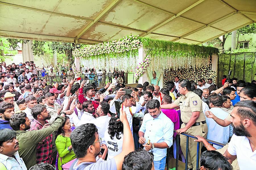 <div class="paragraphs"><p>ಪುನೀತ್ ರಾಜ್ಕುಮಾರ್ ಸಮಾಧಿಗೆ ಭೇಟಿ ನೀಡಿದ ಅಭಿಮಾನಿಗಳು</p></div>