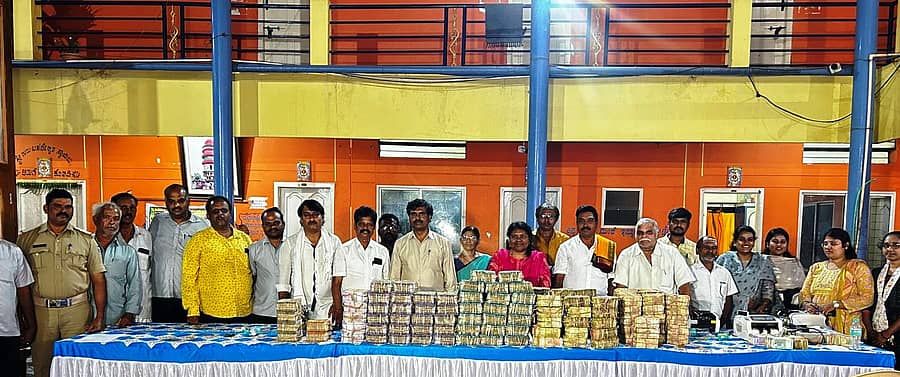 29 ಕೆಟಿಆರ್ 2- ಕೊಟ್ಟೂರಿನ ಕೊಟ್ಟೂರೇಶ್ವರ ಸ್ವಾಮಿ ದೇವಸ್ಥಾನದ ಕಾರ್ಯಾಲಯದಲ್ಲಿ ಬುಧವಾರ ಹುಂಡಿ ಏಣಿಕೆ ಕಾರ್ಯ ನಡೆಯಿತು.