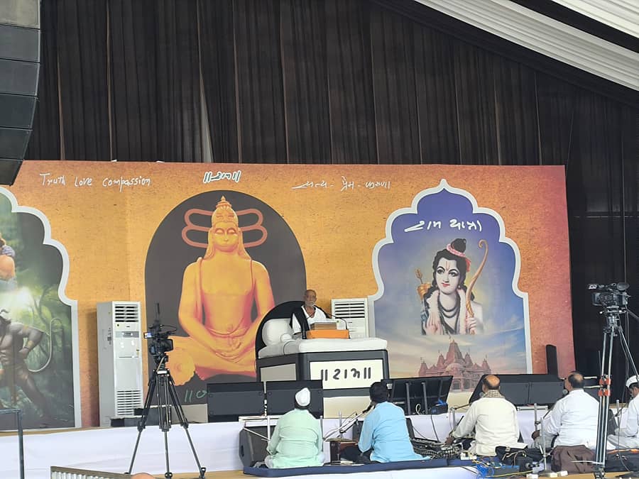 ಗಂಗಾವತಿ ತಾಲ್ಲೂಕಿನ ಪಂಪಾ ಸರೋವರದಲ್ಲಿ ಮೊರಾರಿ ಬಾಪು ಅವರು ರಾಮನ ಕುರಿತು ಪ್ರವಚನ ನೀಡಿದರು