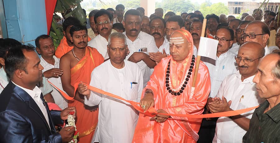 ಮುಧೋಳದ ಬಸವೇಶ್ವರ ಇಂಟರನ್ಯಾಶನಲ್ ಪಬ್ಲಿಕ್ ಶಾಲೆಯ ಕಟ್ಟಡವನ್ನು ಶ್ರೀಶೈಲ ಪೀಠದ ಚನ್ನಸಿದ್ಧರಾಮ ಪಂಡಿತಾರಾಧ್ಯ ಶಿವಾಚಾರ್ಯ ಸ್ವಾಮೀಜಿ ಉದ್ಘಾಟಿಸಿದರು. ಸಂಸ್ಥೆಯ ಅಧ್ಯಕ್ಷ ವೀರಣ್ಣ ಚರಂತಿಮಠ ಮುಂತಾದವರು ಭಾಗವಹಿಸಿದ್ದರು