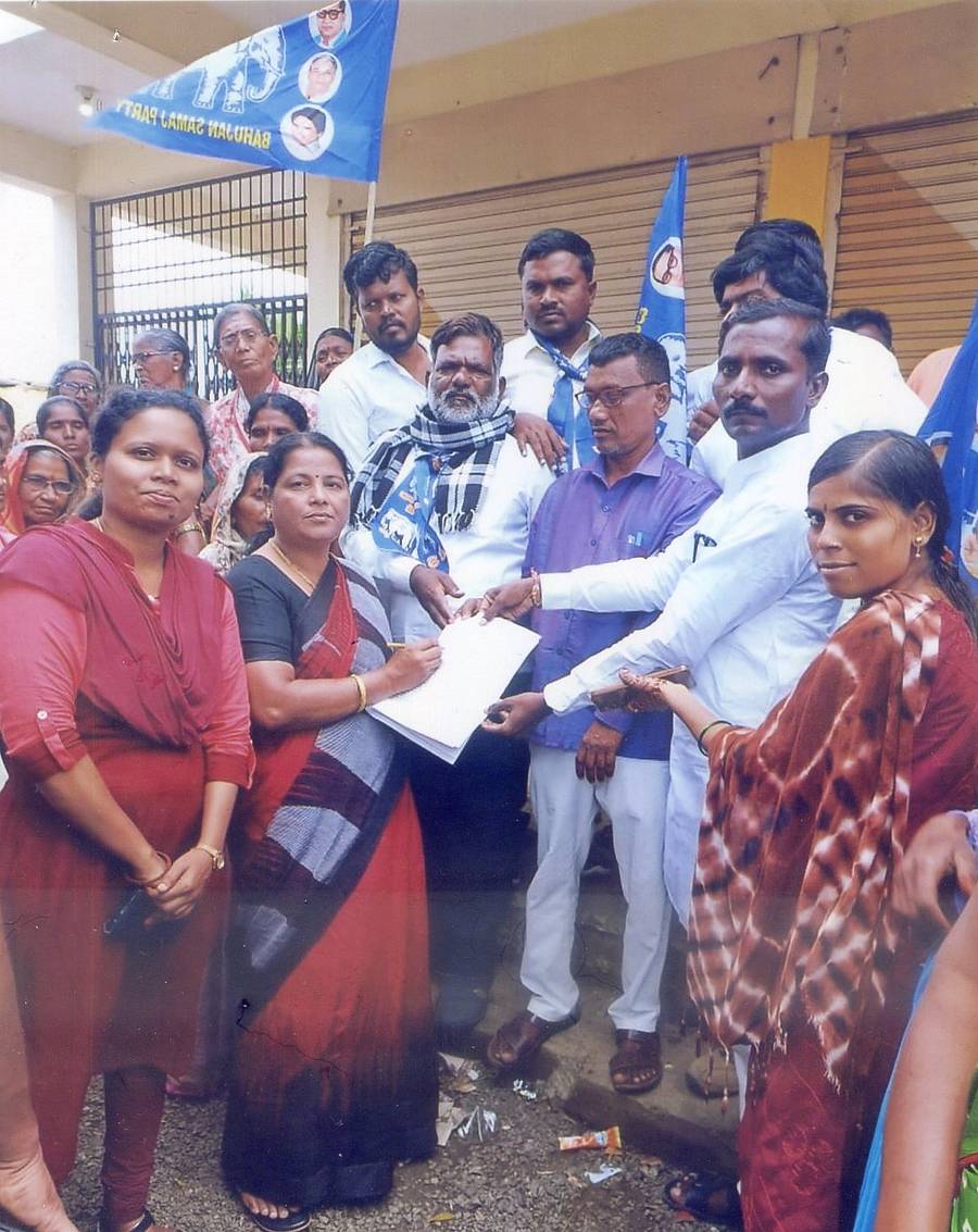 ಕಲಬುರಗಿ ತಾಲ್ಲೂಕಿನ ಹಾಗರಗಾದಲ್ಲಿ ಬಹುಜನ ಸಮಾಜ ಪಕ್ಷದ ಕಾರ್ಯಕರ್ತರು ತಾ.ಪಂ ಲೆಕ್ಕಾಧಿಕಾರಿಗೆ ಮನವಿ ಸಲ್ಲಿಸಿದರು