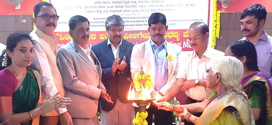 ಚಿತ್ರದುರ್ಗದ ಜಿಲ್ಲಾ ಕ್ರೀಡಾ ಭವನದಲ್ಲಿ ಬುಧವಾರ ಆಯೋಜಿಸಿದ್ದ ಅಂತರ-ಪೀಳಿಗೆಯ ಬಾಂಧವ್ಯ ಮೇಳ