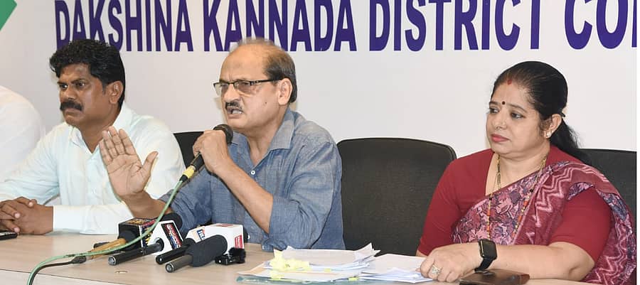 ಸುದ್ದಿಗೋಷ್ಠಿಯಲ್ಲಿ ಎಂ.ಜಿ.ಹೆಗಡೆ ಮಾತನಾಡಿದರು. ಪ್ರಕಾಶ್‌ ಸಾಲ್ಯಾನ್‌, ಮಂಜುಳಾ ನಾಯಕ್ ಭಾಗವಹಿಸಿದ್ದರು