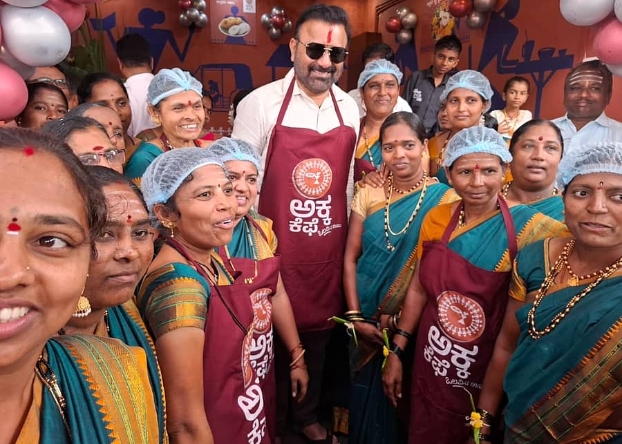 ಕಲಘಟಗಿ ಪಟ್ಟಣದ ತಾಲ್ಲೂಕು ಪಂಚಾಯತಿ ಮಳಿಗೆಯಲ್ಲಿ ಆರಂಭವಾದ ಅಕ್ಕ ಕೆಫೆಯ ಉದ್ಘಾಟನೆ ವೇಳೆ ಮಹಿಳಾ ಸಿಬ್ಬಂದಿ ಸಚಿವ ಸಂತೋಷ್ ಲಾಡ್ ಅರೊಂದಿಗೆ ಚಿತ್ರ ತೆಗೆಸಿಕೊಂಡರು