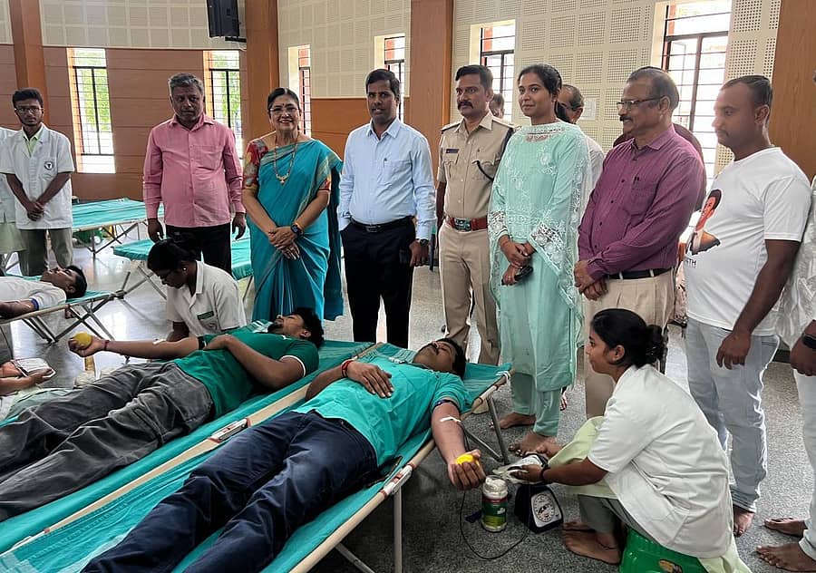 ಮಂಡ್ಯದ ಗಾಂಧಿ ಭವನದಲ್ಲಿ ನಡೆದ ‘ಅಪ್ಪು ಸ್ಮರಣೆ’ಯಲ್ಲಿ ಪುನೀತ್‌ ರಾಜಕುಮಾರ್‌ ಅಭಿಮಾನಿಗಳು ರಕ್ತದಾನ ಮಾಡಿದರು