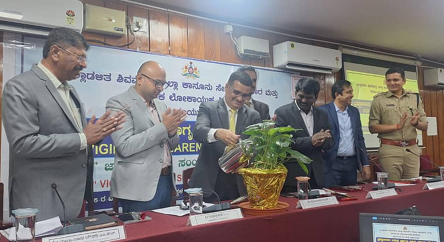 ಶಿವಮೊಗ್ಗದಲ್ಲಿ ಬುಧವಾರ ನಡೆದ ಭ್ರಷ್ಟಾಚಾರದ ವಿರುದ್ಧ ಜಾಗೃತಿ ಅರಿವು ಸಪ್ತಾಹವನ್ನು ಪ್ರಧಾನ ಜಿಲ್ಲಾ ಮತ್ತು ಸೆಷನ್ಸ್ ನ್ಯಾಯಾಧೀಶ ಮಂಜುನಾಥ ನಾಯಕ್ ಉದ್ಘಾಟಿಸಿದರು