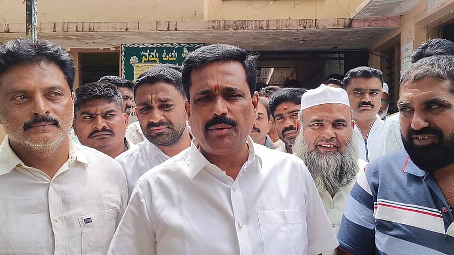 ಶಿಡ್ಲಘಟ್ಟದ ನಗರಸಭೆಗೆ ಭೇಟಿ ನೀಡಿದ್ದ ಶಾಸಕ ಬಿ.ಎನ್.ರವಿಕುಮಾರ್ ಅವರು ಮಾಧ್ಯಮದವರೊಂದಿಗೆ ಮಾತನಾಡಿದರು