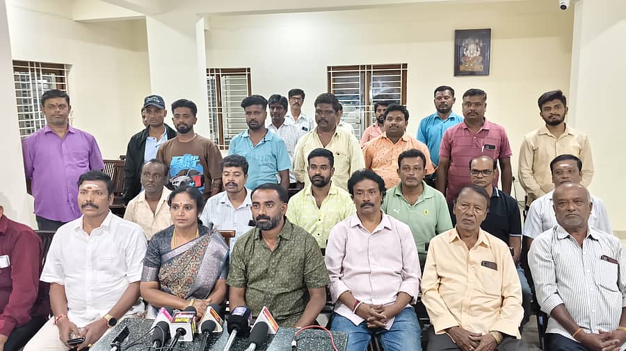 ಆನೇಕಲ್ನಲ್ಲಿ ಸವಿತಾ ಸಮಾಜ ಸಂಘದ ಪದಾಧಿಕಾರಿಗಳು ವಿಧಾನ ಪರಿಷತ್ ಸದಸ್ಯ ಸಿ.ಟಿ.ರವಿ ಅವರು ಸವಿತಾ ಸಮಾಜದ ವಿರುದ್ಧ ಅಸಂವಿಧಾನಿಕ ಪದ ಬಳಸಿದ ಹಿನ್ನೆಲೆಯಲ್ಲಿ ಪತ್ರಿಕಾಗೋಷ್ಠಿ ನಡೆಸಿ ಆಕ್ರೋಶ ವ್ಯಕ್ತಪಡಿಸಿದರು