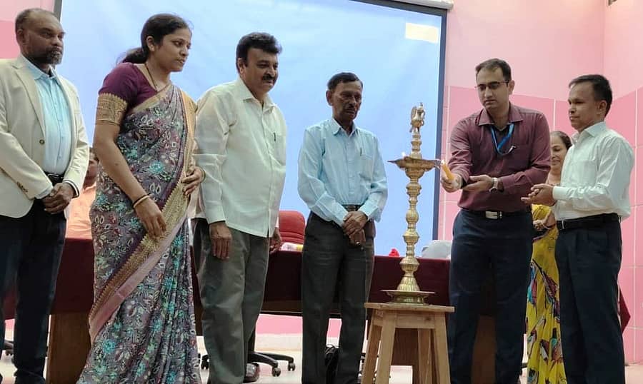 ಬಾಗಲಕೋಟೆಯಲ್ಲಿ ಬುಧವಾರ ನಡೆದ ‘ಇನ್ಕ್ಯುಬೇಶನ್’ ಕುರಿತ ಕಾರ್ಯಾಗಾರವನ್ನು ಬಿಇಸಿ-ಸ್ಟೆಪ್ ಕಾರ್ಯನಿರ್ವಾಹಕ ನಿರ್ದೇಶಕ ಬಿ.ಎಸ್. ಅಂಗಡಿ ಉದ್ಘಾಟಿಸಿದರು