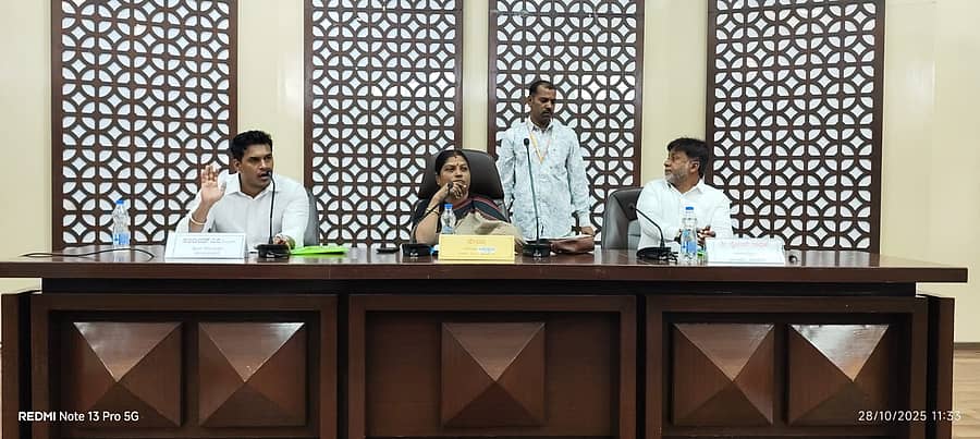 ಕನಕಪುರ ನಗರಸಭೆಯಲ್ಲಿ ಮಂಗಳವಾರ ನಡೆದ ಸಾಮಾನ್ಯ ಸಭೆಯಲ್ಲಿ ತಹಶೀಲ್ದಾರ್ ಸಂಜಯ್ ಮಾತನಾಡಿದರು