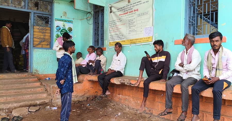 ಧಾರವಾಡದ ತಾಲ್ಲೂಕು ಒಕ್ಕಲುತನ ಹುಟ್ಟುವಳಿ ಮಾರಾಟ ಸಹಕಾರ ಸಂಘದ ಕಚೇರಿ ಎದುರು ರೈತರು ನೋಂದಣಿಗಾಗಿ ಕಾದು ಕುಳಿತಿದ್ದರು