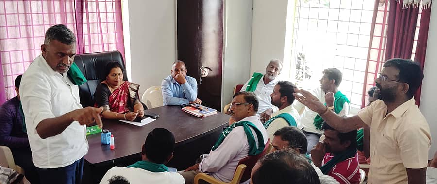 ಬೆಟ್ಟದಪುರ ರೈತ ಸಂಪರ್ಕ ಕೇಂದ್ರದಲ್ಲಿ ಬುಧವಾರ ಸಭೆ ನಡೆಯಿತು