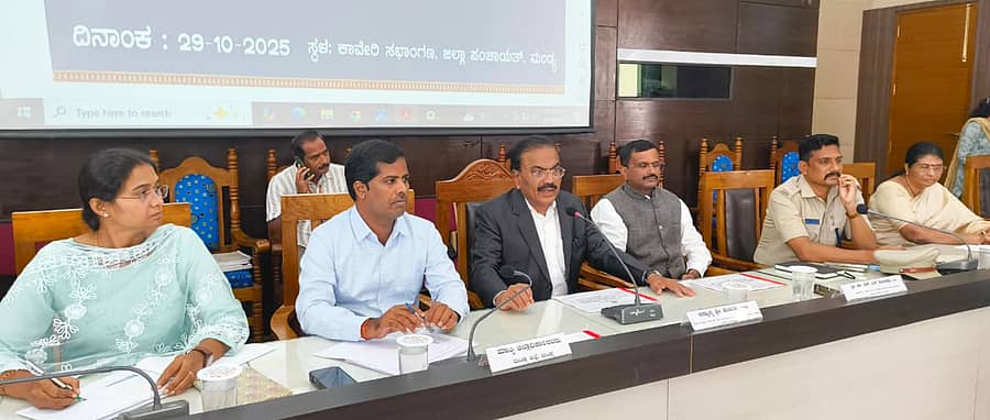 ಮಂಡ್ಯ ಜಿಲ್ಲಾ ಪಂಚಾಯಿತಿ ಕಾವೇರಿ ಸಭಾಂಗಣದಲ್ಲಿ ಬುಧವಾರ ಆಯೋಜಿಸಿದ್ದ ಕರ್ನಾಟಕ ರಾಜ್ಯ ಅನುಸೂಚಿತ ಜಾತಿಗಳು ಮತ್ತು ಅನುಸೂಚಿತ ಬುಡಕಟ್ಟುಗಳ ಪ್ರಗತಿ ಪರಿಶೀಲನಾ ಸಭೆಯು ಆಯೋಗದ ಅಧ್ಯಕ್ಷ ಡಾ.ಎಲ್‌.ಮೂರ್ತಿ ಅಧ್ಯಕ್ಷತೆಯಲ್ಲಿ ನಡೆಯಿತು