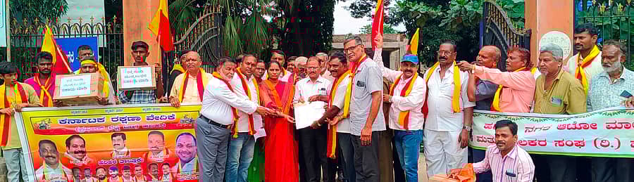 ಹರಿಹರದಲ್ಲಿ ಮಂಗಳವಾರ ಕರವೇ  ಹಾಗೂ ಅಟೋ ಚಾಲಕ– ಮಾಲಕರ ಸಂಘದಿಂದ ರಸ್ತೆ ದುರಸ್ತಿಗಾಗಿ ನಗರಸಭೆ ಅಧ್ಯಕ್ಷೆ ಕವಿತಾ ಮಾರುತಿ ಬೇಡರ್, ಪೌರಾಯುಕ್ತ ಎಂ.ಪಿ. ನಾಗಣ್ಣ ಅವರಿಗೆ ಮನವಿ ಸಲ್ಲಿಸಿದರು