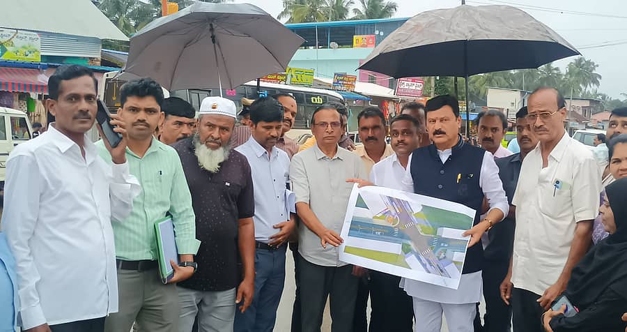 ರಿಪ್ಪನ್ಪೇಟೆಯ ವಿನಾಯಕ ವೃತ್ತ ವಿಸ್ತರಣೆಗೆ ಸಂಬಂಧಿಸಿದ ನೀಲನಕ್ಷೆಯನ್ನು ಶಾಸಕ ಗೋಪಾಲಕೃಷ್ಣ ಬೇಳೂರು ಬಿಡುಗಡೆ ಮಾಡಿದರು