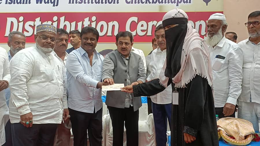 ಚಿಕ್ಕಬಳ್ಳಾಪುರದಲ್ಲಿ ನಡೆದ ಕಾರ್ಯಕ್ರಮದಲ್ಲಿ ಮುಸ್ಲಿಂ ಸಮುದಾಯದ ವಿದ್ಯಾರ್ಥಿಗಳಿಗೆ ಸಚಿವ ಜಮೀರ್ ಅಹಮದ್ ಖಾನ್ ವಿದ್ಯಾರ್ಥಿ ವೇತನ ವಿತರಿಸಿದರು