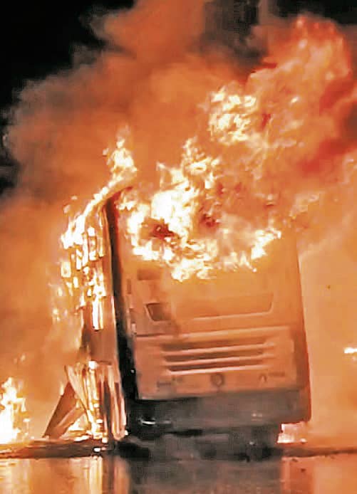 ಆಂಧ್ರ ಪ್ರದೇಶದ ಕರ್ನೂಲಿನಲ್ಲಿ ಹೊತ್ತಿ ಉರಿದ ಬಸ್