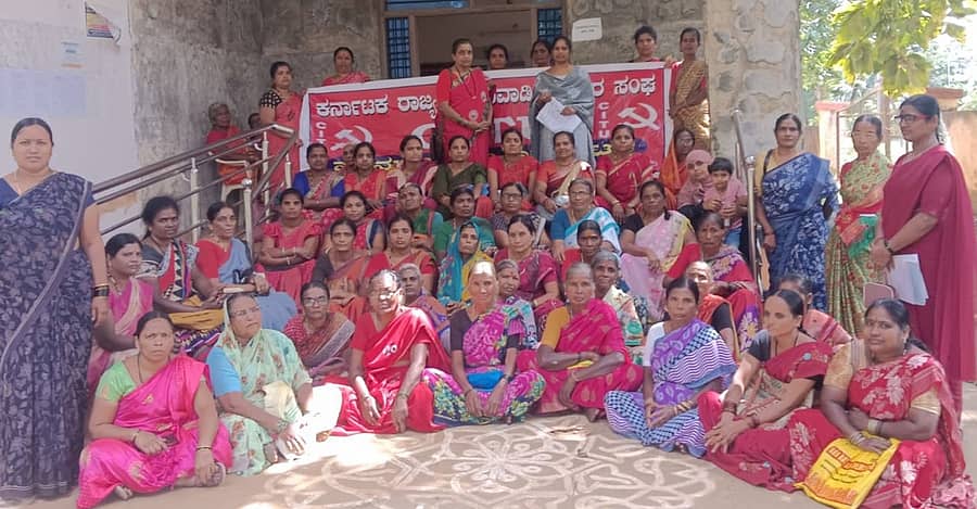 ಹಾನಗಲ್ ಶಿಶು ಅಭಿವೃದ್ಧಿ ಯೋಜನಾಧಿಕಾರಿ ಕಚೇರಿ ಮುಂದೆ ಬುಧವಾರ ಪ್ರತಿಭಟನೆ ನಡೆಸಿದ ಅಂಗನವಾಡಿ ನೌಕರರ ಸಂಘದವರು ವಿವಿಧ ಬೇಡಿಕೆಗಳ ಈಡೇರಿಕೆಗೆ ಒತ್ತಾಯಿಸಿದರು