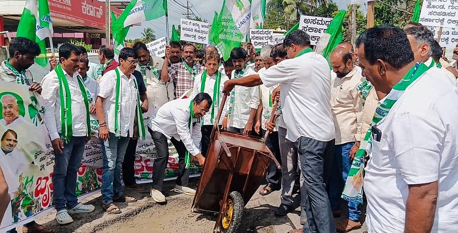 ಕೊಪ್ಪದ ಮೇಲಿನ ಪೇಟೆಯಲ್ಲಿ ರಸ್ತೆಯಲ್ಲಿ ಉಂಟಾದ ಗುಂಡಿಗಳಿಗೆ ಜೆಡಿಎಸ್ ರಾಜ್ಯ ಘಟಕದ ಉಪಾಧ್ಯಕ್ಷ ಸುಧಾಕರ ಎಸ್.ಶೆಟ್ಟಿ ನೇತೃತ್ವದಲ್ಲಿ ಕಾಂಕ್ರೀಟ್ ಹಾಕಿ ಮುಚ್ಚಲಾಯಿತು