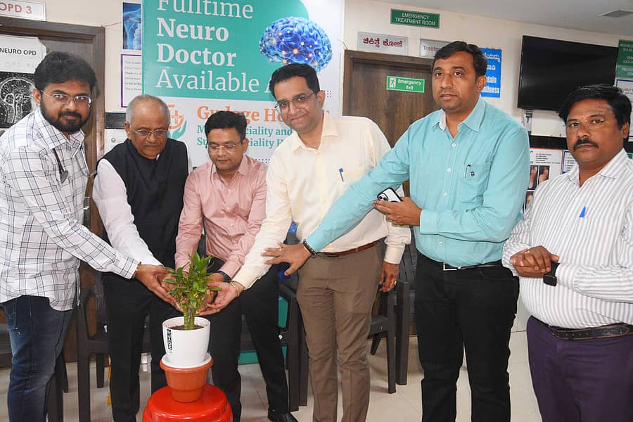 ಬೀದರ್ನ ಗುದಗೆ ಸೂಪರ್ ಸ್ಪೆಷಾಲಿಟಿ ಹಾಗೂ ಮಲ್ಟಿ ಆಸ್ಪತ್ರೆಯಲ್ಲಿ ಬುಧವಾರ ಏರ್ಪಡಿಸಿದ್ದ ವಿಶ್ವ ಪಾರ್ಶ್ವವಾಯು ದಿನವನ್ನು ಆಸ್ಪತ್ರೆಯ ವ್ಯವಸ್ಥಾಪಕ ನಿರ್ದೇಶಕ ಡಾ. ಚಂದ್ರಕಾಂತ ಗುದಗೆ ಹಾಗೂ ಇತರೆ ವೈದ್ಯರು ಸಸಿಗೆ ನೀರೆರೆದು ಉದ್ಘಾಟಿಸಿದರು
