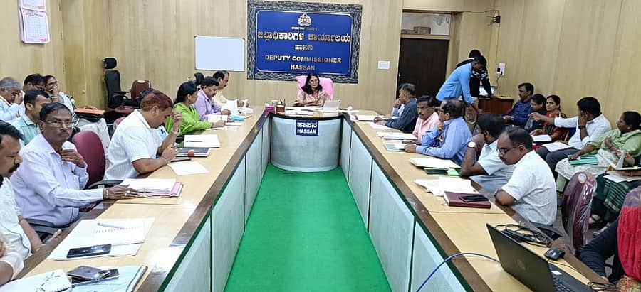 ಹಾಸನದ ಜಿಲ್ಲಾಧಿಕಾರಿ ಕಚೇರಿ ಸಭಾಂಗಣದಲ್ಲಿ ಬುಧವಾರ ನಡೆದ ಸಭೆಯಲ್ಲಿ ಜಿಲ್ಲಾಧಿಕಾರಿ ಕೆ.ಎಸ್. ಲತಾಕುಮಾರಿ ಮಾತನಾಡಿದರು
