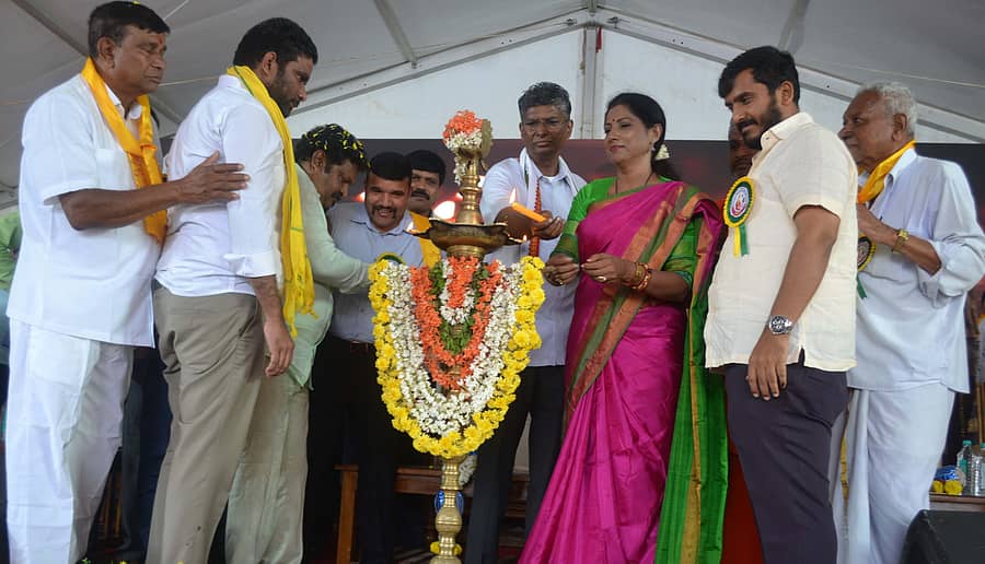 ಹುಣಸೂರು ನಗರದ ಮುನೇಶ್ವರ ಕಾವಲ್‌ ಮೈದಾನದಲ್ಲಿ ಬುಧವಾರ ನಡೆದ ಮಹರ್ಷಿ ವಾಲ್ಮೀಕಿ ಜಯಂತಿ ಕಾರ್ಯಕ್ರಮವನ್ನು ಲೋಕೋಪಯೋಗಿ ಸಚಿವ ಸತೀಶ್‌ ಜಾರಕಿಹೊಳಿ ಉದ್ಘಾಟಿಸಿದರು. ಶಾಸಕ ಜಿ.ಡಿ.ಹರೀಶ್‌ ಗೌಡ, ಪುಷ್ಪಾ ಅಮರನಾಥ್‌, ಶಾಸಕ ಅನಿಲ್‌ ಚಿಕ್ಕಮಾದು ಮತ್ತು ಮಾಜಿ ಶಾಸಕ ಎಚ್.ಪಿ. ಮಂಜುನಾಥ್‌ ಪಾಲ್ಗೊಂಡಿದ್ದರು