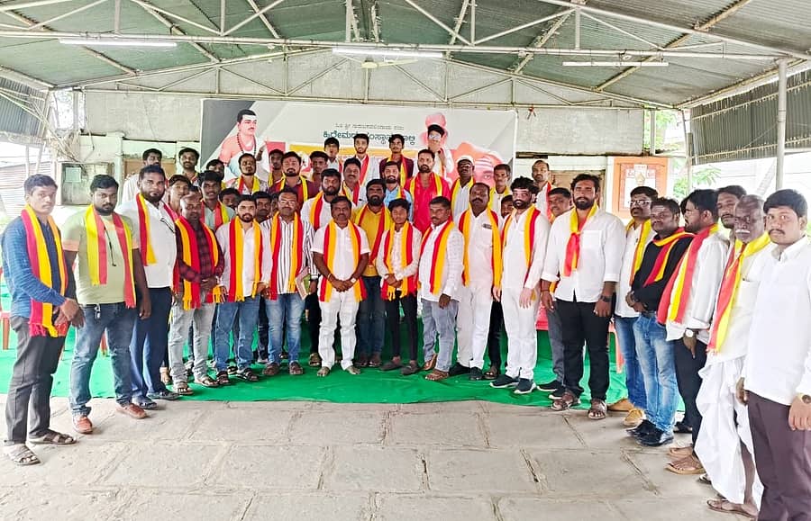 ಭಾಲ್ಕಿ ಪಟ್ಟಣದ ಚನ್ನಬಸವಾಶ್ರಮದಲ್ಲಿ ಕನ್ನಡ ದೀಕ್ಷೆ ಹಾಗೂ ಪ್ರತಿಜ್ಞಾ ವಿಧಿ ಕಾರ್ಯಕ್ರಮದ ಪೂರ್ವಭಾವಿ ಸಿದ್ಧತಾ ಸಭೆ ನಡೆಯಿತು