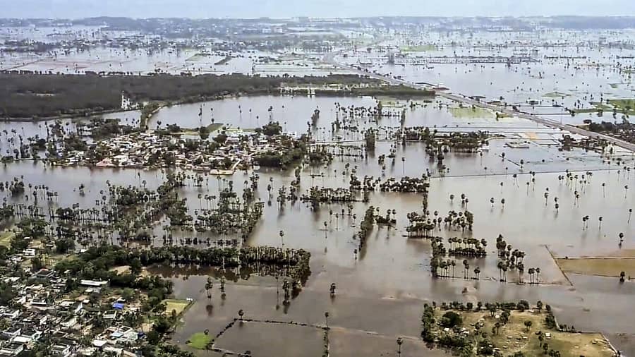 <div class="paragraphs"><p>ಆಂಧ್ರಪ್ರದೇಶದಲ್ಲಿ ಸುರಿದ ಭಾರಿ ಮಳೆಯಿಂದಾಗಿ ಜಲಾವೃತವಾಗಿರುವ ಭೂ ಪ್ರದೇಶ</p></div>