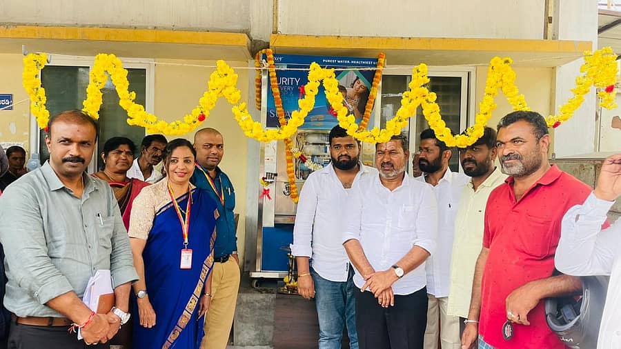 ಆಲೂರು ತಾಲ್ಲೂಕು ಸಾರ್ವಜನಿಕ ಆಸ್ಪತ್ರೆಯಲ್ಲಿ ಶಾಸಕ ಸಿಮೆಂಟ್ ಮಂಜು ಅವರು, ಶುದ್ಧ ಕುಡಿಯುವ ನೀರಿನ ಘಟಕ ಉದ್ಘಾಟಿಸಿದರು. ತಾಲ್ಲೂಕು ಆರೋಗ್ಯಾಧಿಕಾರಿ ಡಾ.ನಿಸಾರ್ಫಾತಿಮ, ಪ.ಪಂ ಮುಖ್ಯಾಧಿಕಾರಿ ಮಂಜುನಾಥ್ ಹಾಜರಿದ್ದರು