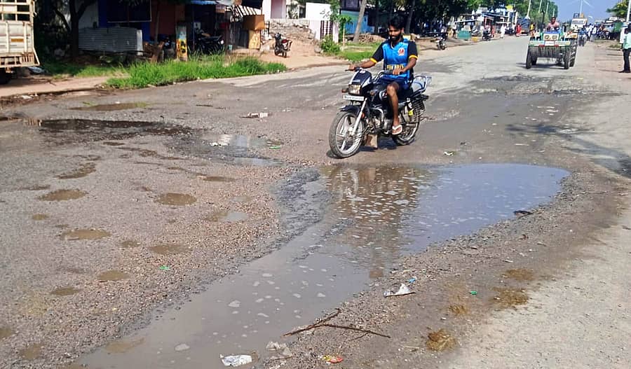 ಕುಷ್ಟಗಿ ಸಿಂಧನೂರು ರಾಜ್ಯ ಹೆದ್ದಾರಿ ಹಿರೇಮನ್ನಾಪುರದ ಬಳಿ ಹಳ್ಳದಂತಾಗಿರುವುದು 